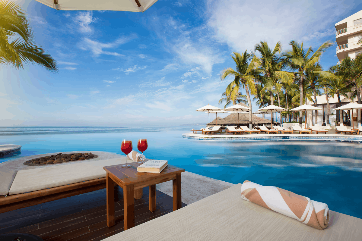 Alberca infinita con vista al mar en Krystal Grand Nuevo Vallarta.